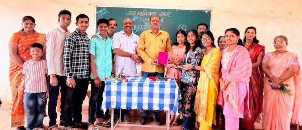 आजरा महाविद्यालयातील व्यावसायिक विभागाच्या विद्यार्थ्यांची शिक्षकांना गुरुवंदना